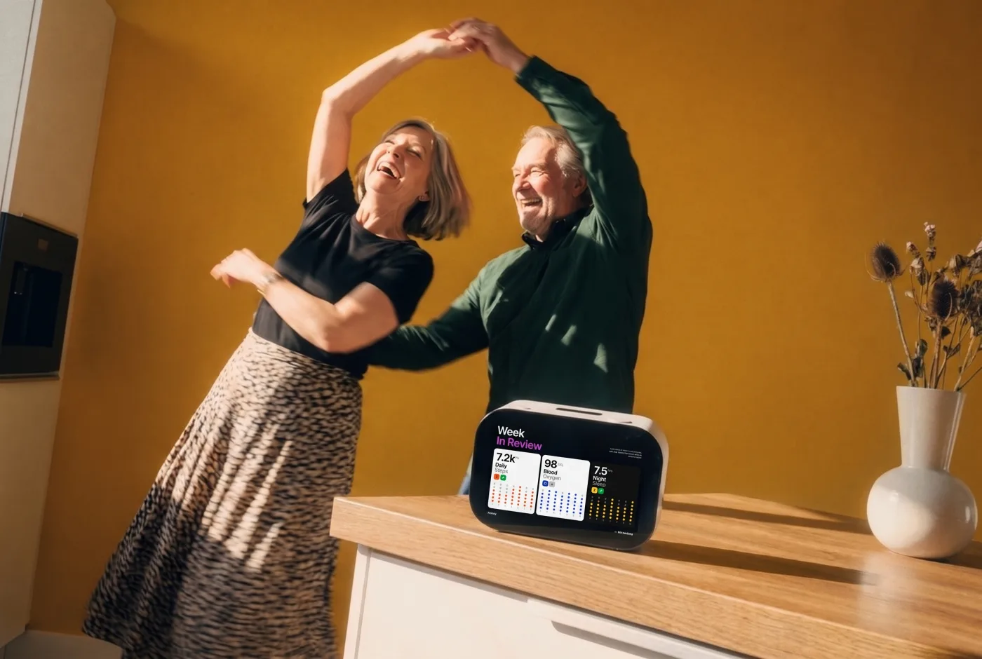 Pareja mayor bailando en casa mientras Rhem muestra su resumen semanal de salud